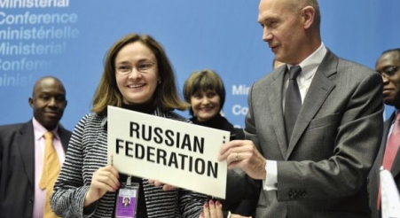 Economic Development Minister Elvira Nabiullina and WTO director Pascal Lamy posing after they signed a protocol of accession